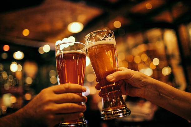 O pessimista e o otimista entram num bar